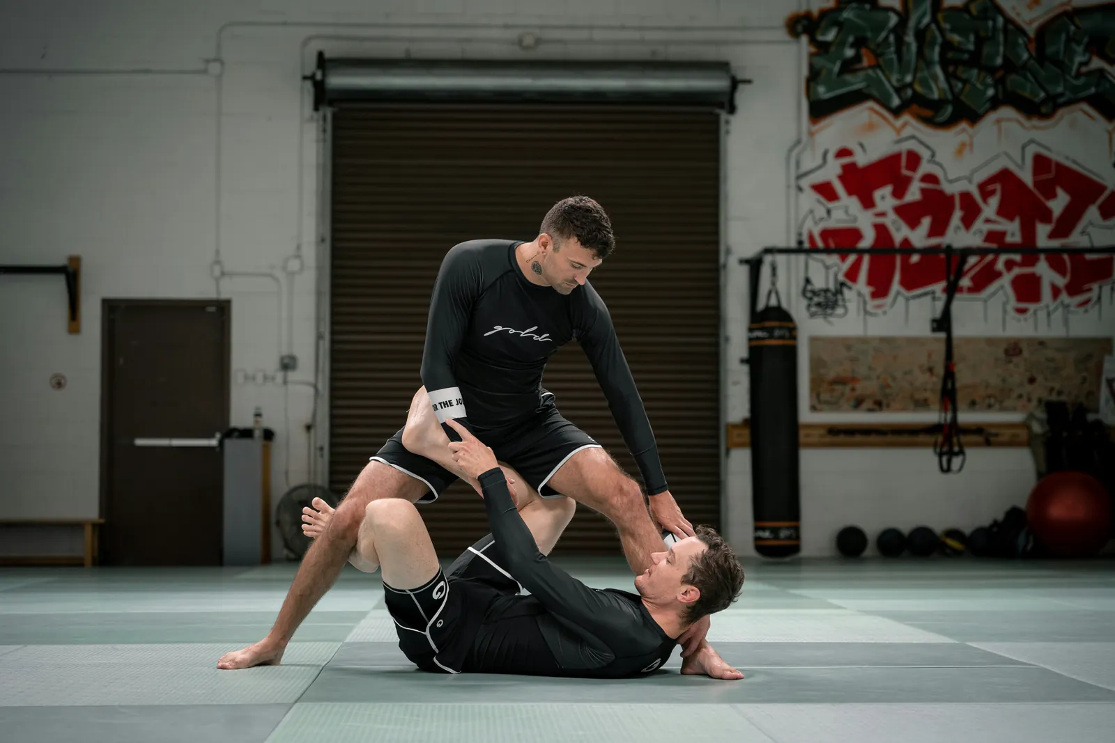 Entraînement de grappling sans kimono au sol à BJJ ACADEMY Drap