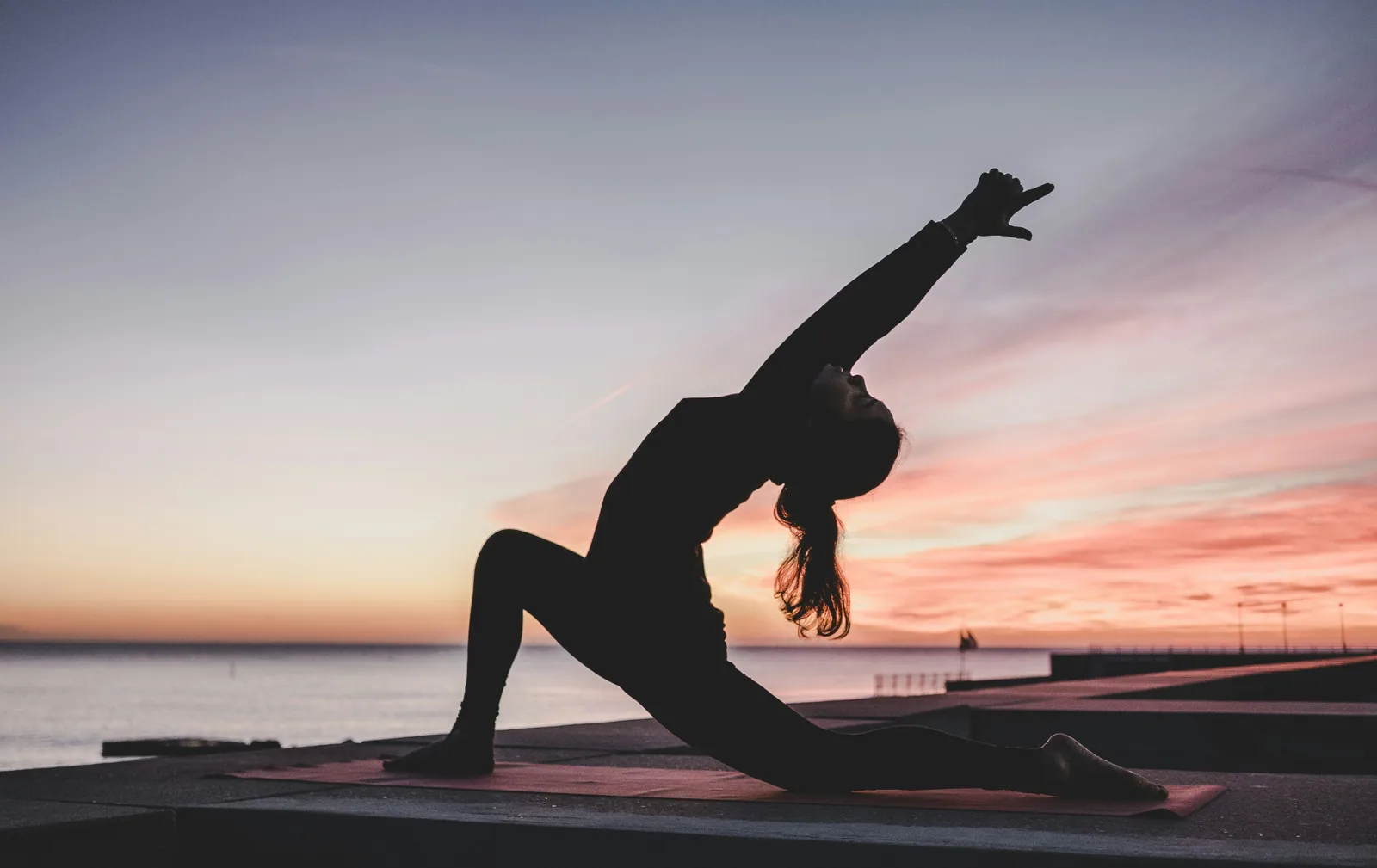 Séance de yoga au lever du soleil, discipline bien-être de BJJ ACADEMY Drap